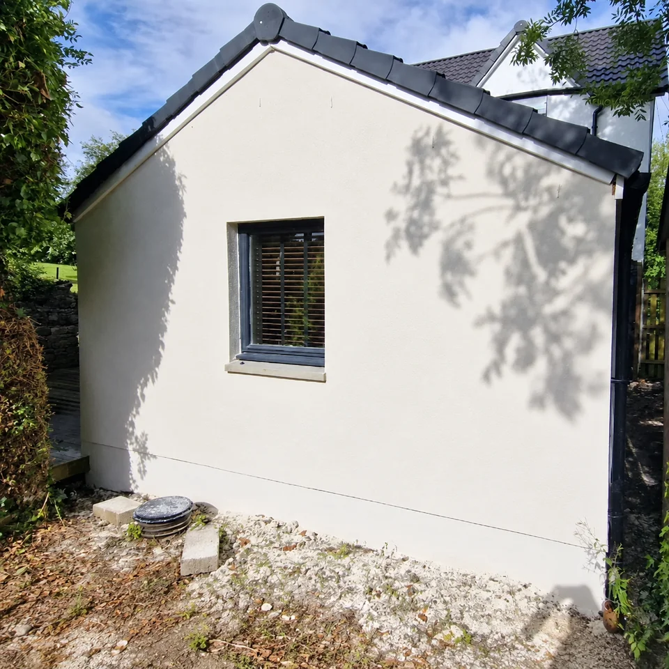 Light-coloured silicone render on a house gable